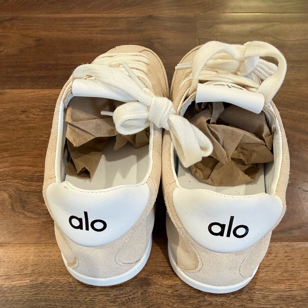 New! ALO Yoga Sunset Sneaker in Sandstone - Picture 2 of 6